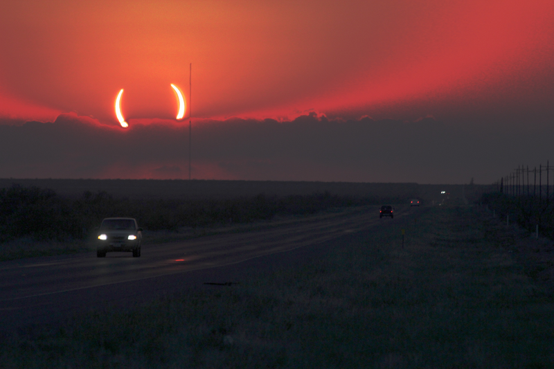 Illustration for article titled This Mind Blowing Image of the Eclipse Can't Possibly Be Real (Updated)